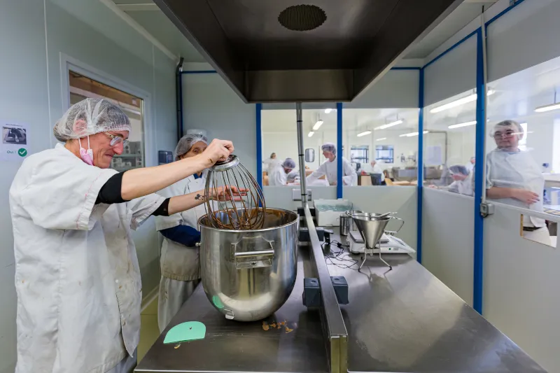Chocolatiers en train de retirer le batteur de chocolat