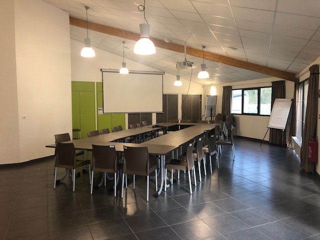 Salle de réunion avec vidéoprojecteur