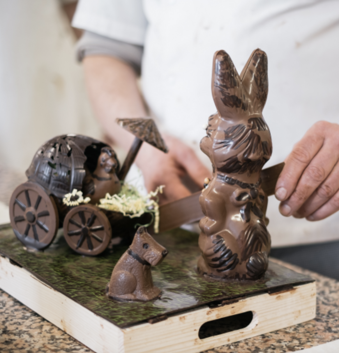 Confection d'un lapin en chocolat accompagé d'un petit chien en chocolat